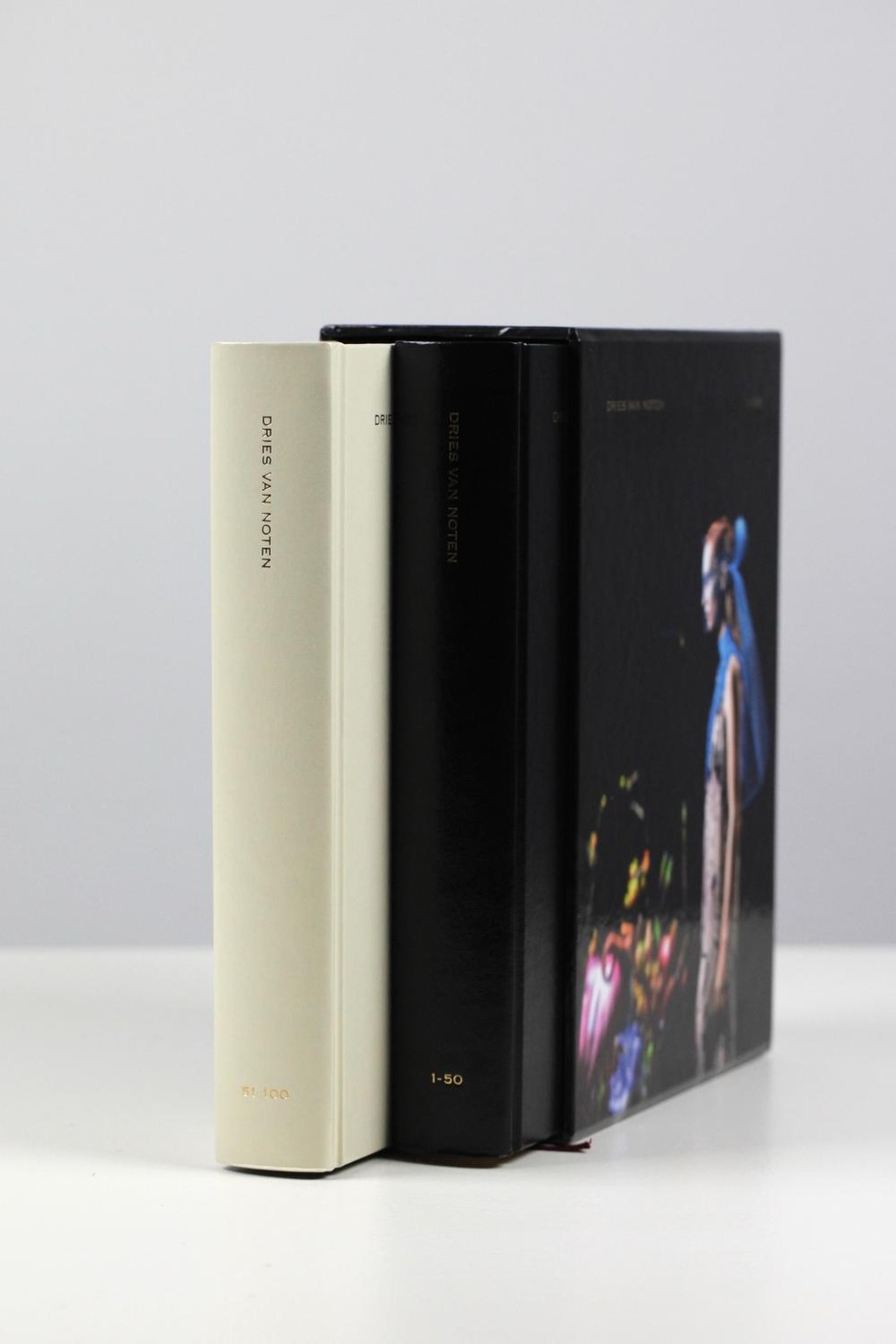 Les 100 collections de Dries Van Noten compilées dans un ouvrage luxueux (VIDÉO)