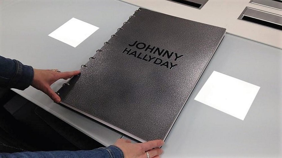 Un livre XXL de 7 kg en hommage à Johnny Hallyday