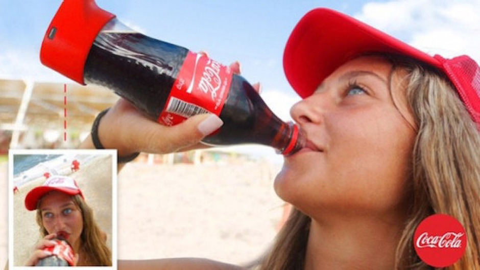 Une bouteille de Coca-Cola prend un selfie lorsque vous buvez